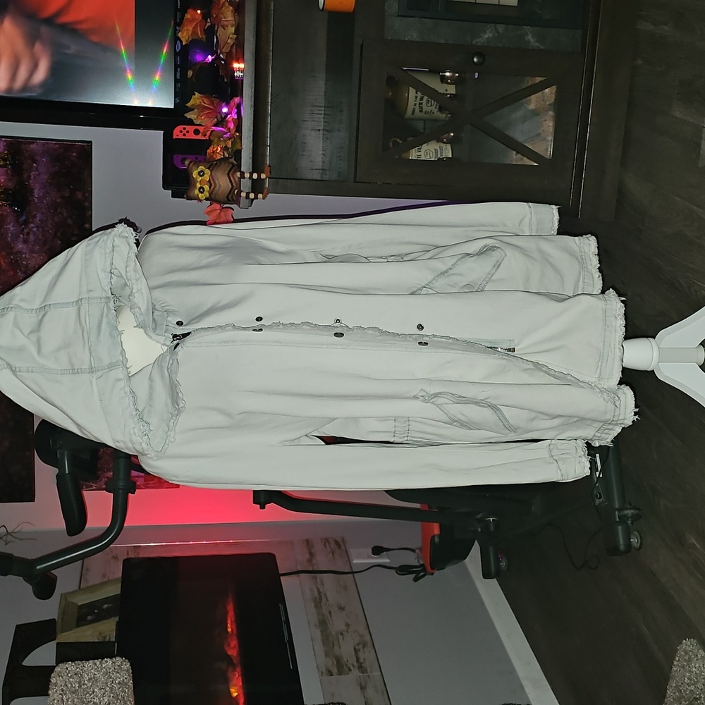 🤍SPRING,Womens beautiful light colored denim fall jacket sz LG. LA Coalition.💙